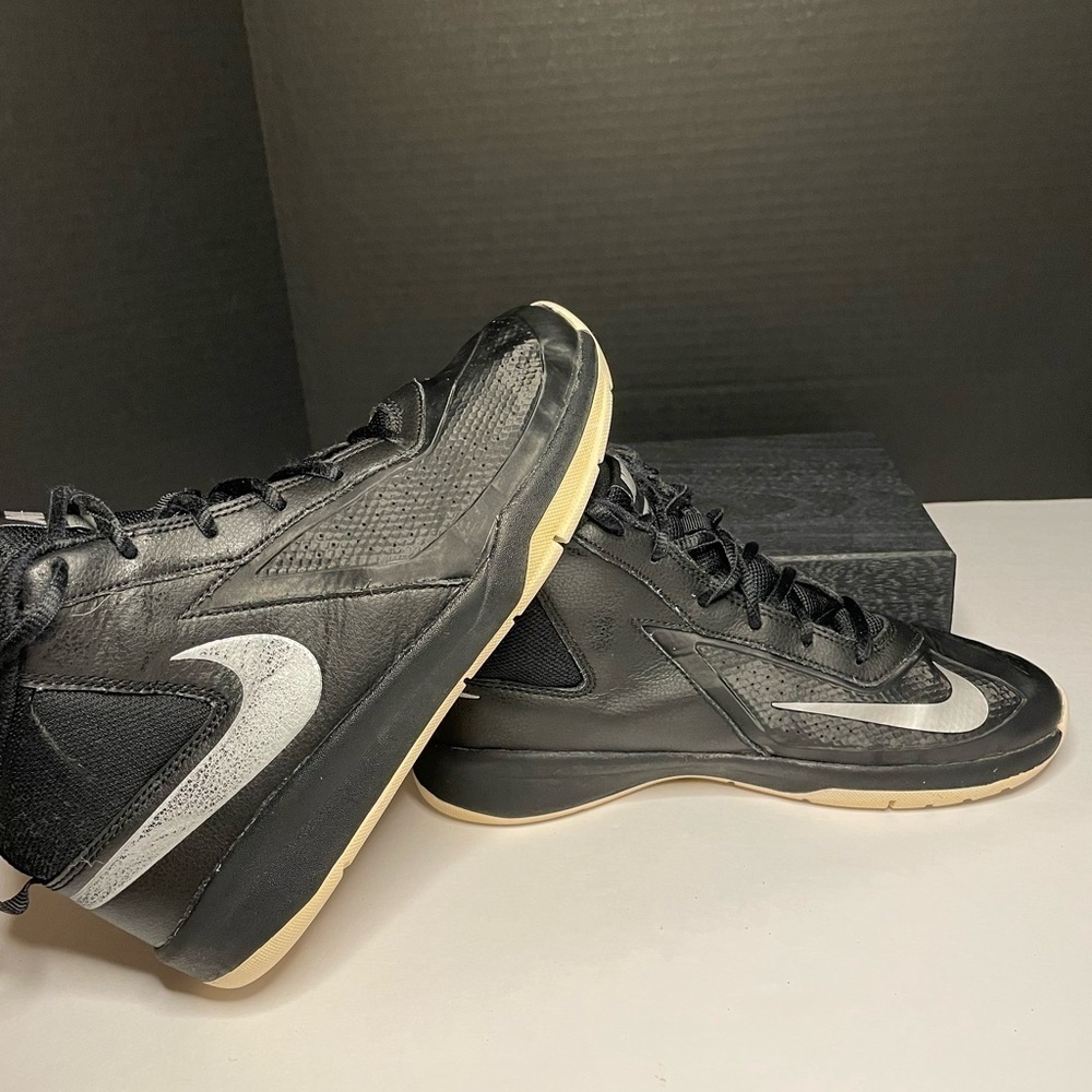 Nike Team Hustle D7 high tops. Youth size 6. 747998-001
